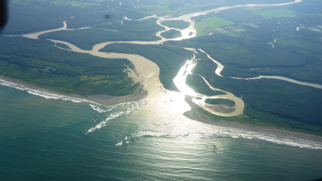 hier mischt sich das Süsswasser mit Salzwasser, daraus entstand der Name Golfo Dulce