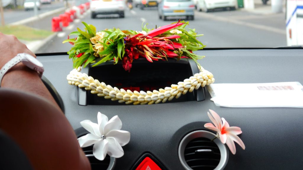 Blumenschmuck der Taxifahrerin