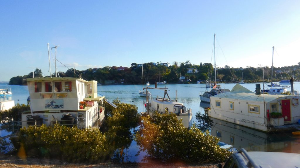 viele wohnen hier auch in Bootshäusern