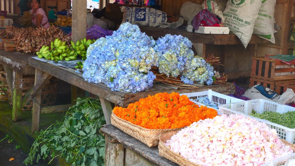 auch Blumen für die Opfergaben werden verkauft