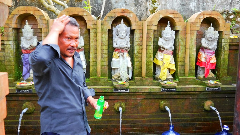 Dewa wäscht sich auch mit dem heiligen Wasser