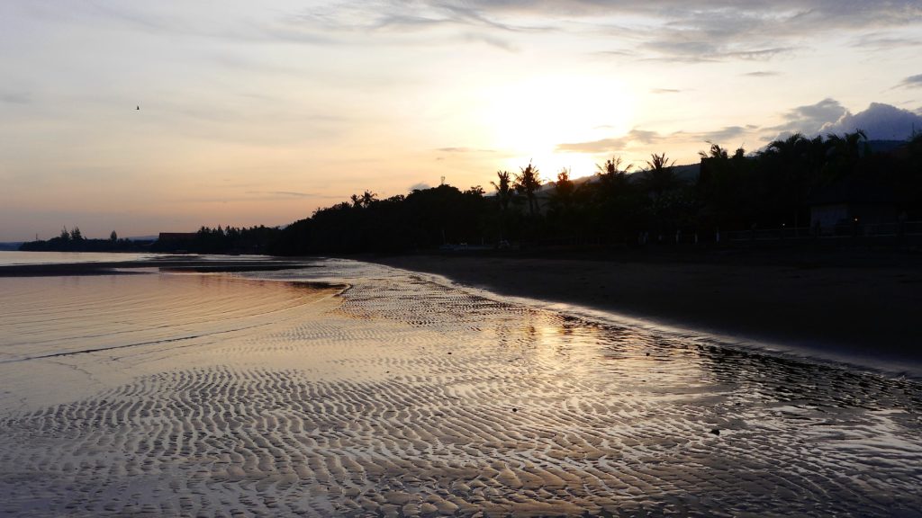 Vor Sonnenaufgang lockt mich schon der Strandspaziergang, während Wolfgang noch im Land der Träume weilt