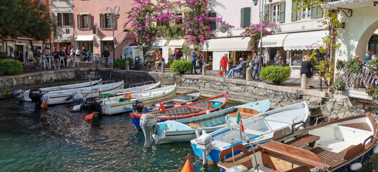 Entlang von Felsen über dem Wasser von Limone nach  Riva del Garda