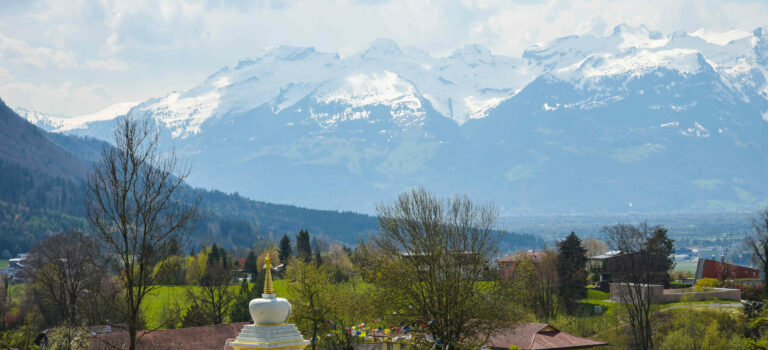 Kraftplatz buddhistischer Mönche und wunderbare Aussicht auf die Montfortstadt Feldkirch