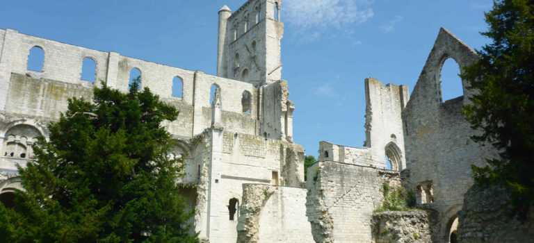 Sehenswerte Ruine  am Ufer der  Seine